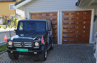 Magnetic-car-flagpole-Steel-Ex-modern-on-a-nice-Mercedes-Benz-G-Class.jpg